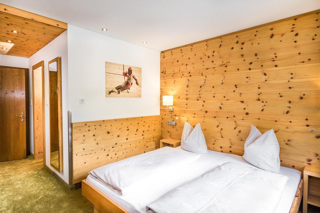Hotel Garni Ernst Falch Sankt Anton am Arlberg Exteriör bild