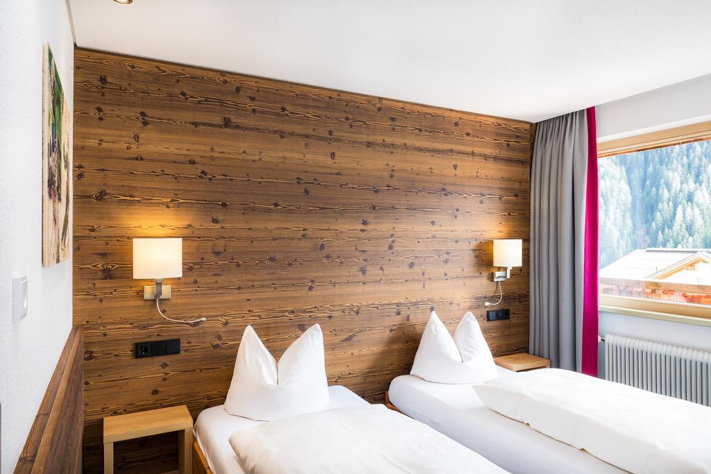 Hotel Garni Ernst Falch Sankt Anton am Arlberg Exteriör bild
